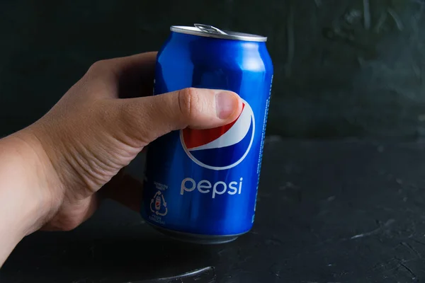 Украина Чернигов Июня 2022 Года Открытая Банка Холодным Напитком Pepsi — стоковое фото