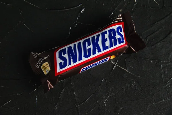 Ukraine Chernihiv June 2022 Chocolate Bar Snickers Branded Packaging Close — Stockfoto