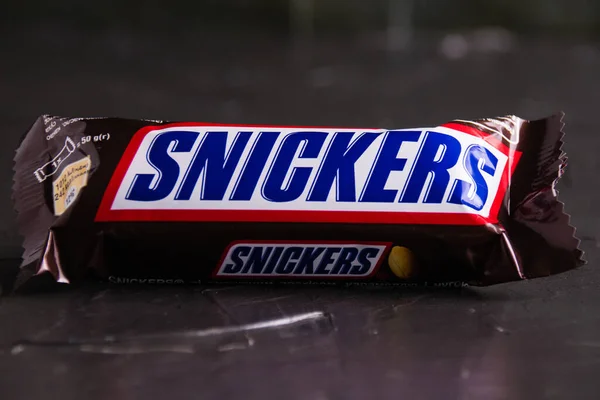 Oekraïne Tsjernihiv Juni 2022 Chocoladereep Snickers Branded Verpakking Close Een — Stockfoto