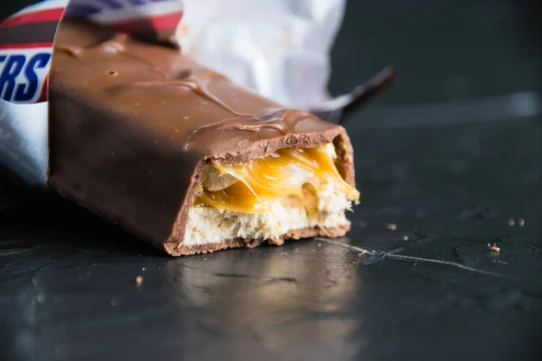 Ukraine Chernihiv June 2022 Delicious Chocolate Bar Snickers Peanuts Caramel — 图库照片