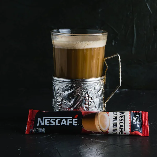 Ucrânia Chernihiv Junho 2022 Café Instantâneo Nescafe Cappuccino Fundo Escuro — Fotografia de Stock