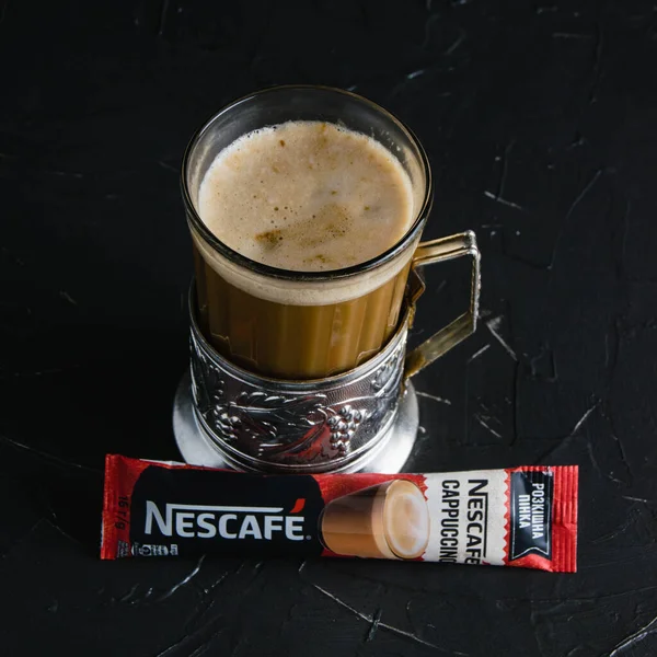 Ucrânia Chernihiv Junho 2022 Café Instantâneo Nescafe Cappuccino Fundo Escuro — Fotografia de Stock