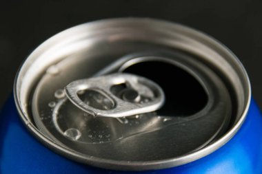 Karanlık bir arka planda bir kavanoz lezzetli soğuk soda. Sıcak bir yaz gününde serin hissediyorum..