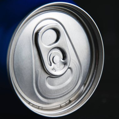 Karanlık bir arka planda bir kavanoz lezzetli soğuk soda. Sıcak bir yaz gününde serin hissediyorum..