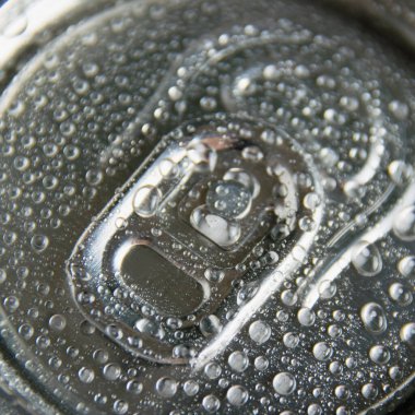 Karanlık bir arka planda bir kavanoz lezzetli soğuk soda. Sıcak bir yaz gününde serin hissediyorum..