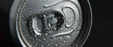 Karanlık bir arka planda bir kavanoz lezzetli soğuk soda. Sıcak bir yaz gününde serin hissediyorum..