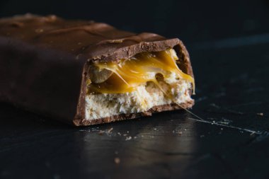 Karamelli ve fıstıklı nefis çikolata. Fotokopi alanı olan koyu beton zemine yakın..
