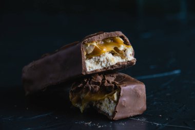 Karamelli ve fıstıklı nefis çikolata. Fotokopi alanı olan koyu beton zemine yakın..