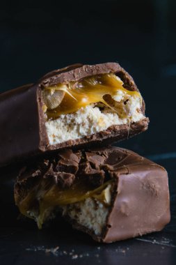 Karamelli ve fıstıklı nefis çikolata. Fotokopi alanı olan koyu beton zemine yakın..