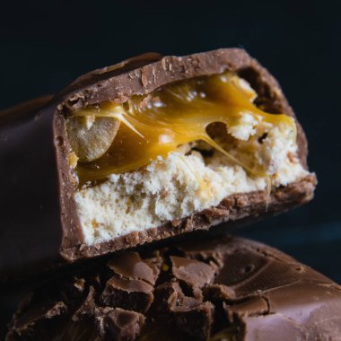 Karamelli ve fıstıklı nefis çikolata. Fotokopi alanı olan koyu beton zemine yakın..