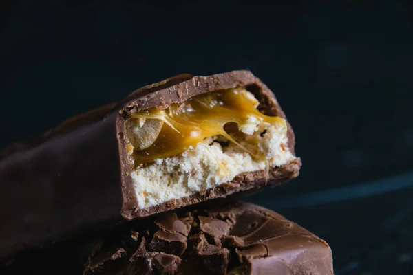 Deliciosa Barra Chocolate Con Caramelo Cacahuetes Cerca Sobre Fondo Hormigón — Foto de Stock