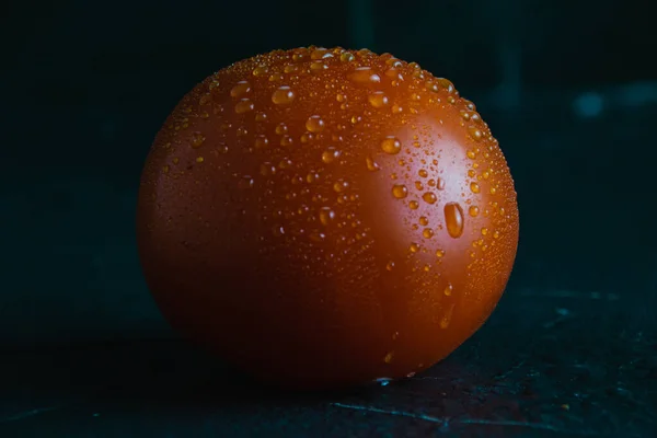 물방울이 토마토 가까이 어두운 배경에 — 스톡 사진