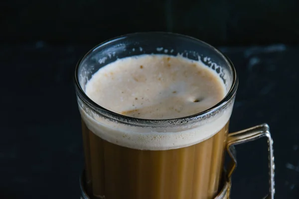 Aromatické Cappuccino Káva Skleněném Šálku Ročníkem Tácky Tmavém Betonovém Pozadí — Stock fotografie