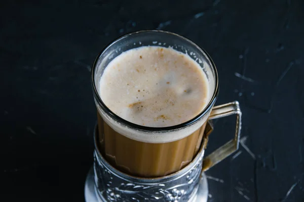 Aromatyczna Kawa Cappuccino Szklanym Kubku Zabytkową Podstawką Ciemnym Betonowym Tle — Zdjęcie stockowe