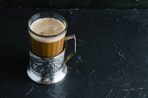 Café Cappuccino Aromático Uma Xícara Vidro Com Uma Montanha Russa — Fotografia de Stock