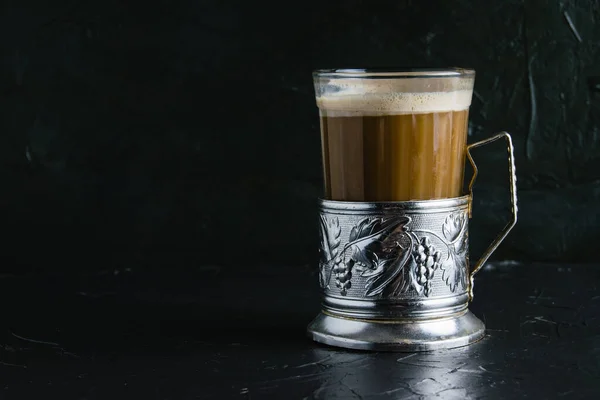 Kopi Cappuccino Aromatik Dalam Cangkir Kaca Dengan Coaster Vintage Pada — Stok Foto