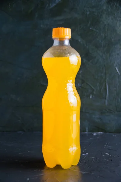 Boisson Gazeuse Jaune Dans Une Bouteille Plastique Sur Fond Gris — Photo