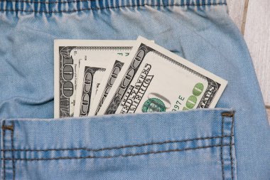 Mavi kot pantolonun cebindeki dolarları kapat..