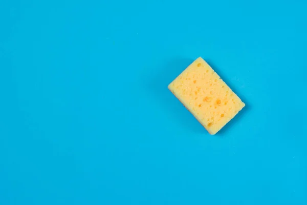 Желтая Пористая Губка Чистки Мытья Посуды Синем Фоне Копировальным Пространством — стоковое фото