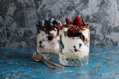 Ahududulu, yoğurtlu, yaban mersinli, kirazlı, çikolatalı ve yulaflı lezzetli tatlılar..