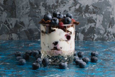 Çikolatalı, yoğurtlu, yaban mersinli ve ahudududulu nefis bir tatlı..