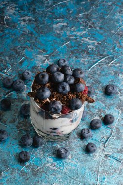 Çikolatalı, yoğurtlu, yaban mersinli ve ahudududulu nefis bir tatlı..