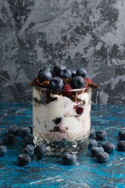 Çikolatalı, yoğurtlu, yaban mersinli ve ahudududulu nefis bir tatlı..