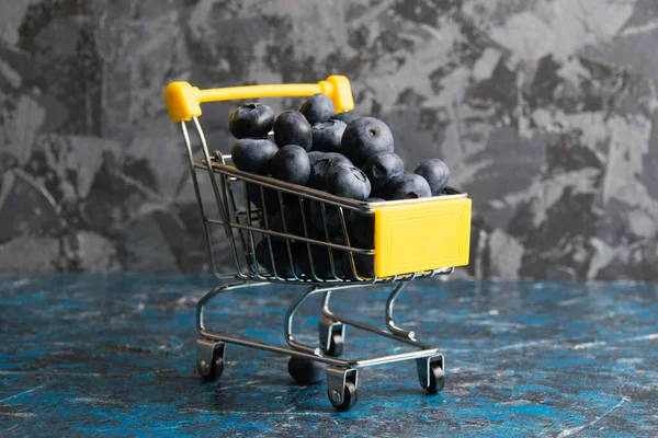 Blueberry Berry Decorative Shopping Cart Dark Background Copy Space Concept — Stockfoto