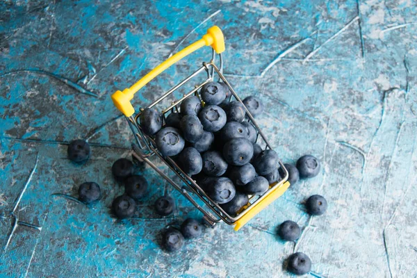Blueberry Berry Decorative Shopping Cart Dark Background Copy Space Concept — Stok fotoğraf