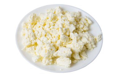 Beyaz tabakta ekşi süt peyniri. Kopya alanı olan beyaz bir arkaplanda izole et..