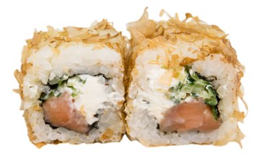 Beyaz arka planda nefis bir suşi. Hafif tuzlu somon, somon talaşı, peynir ve salatalıklı makarna..