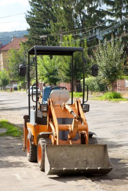 Turuncu kazı aracı yolda durdu.