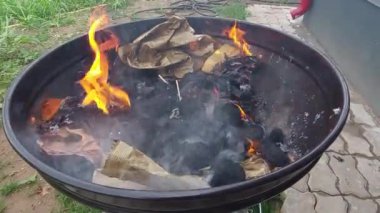 Barbekü için odun kömürü.