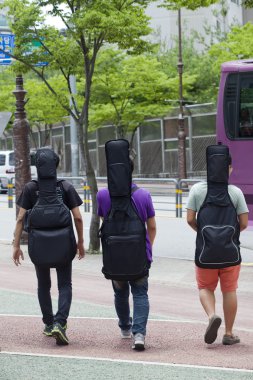 sırtlarında gitar ile wallking.