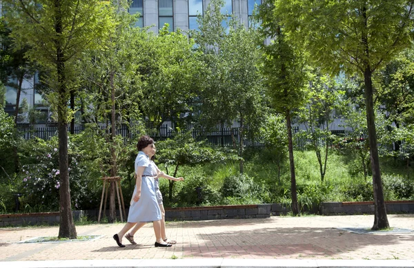 Twee vrouwen lopen in seoul, korea. — Stockfoto