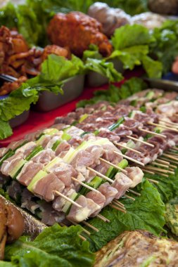 yığınlarının pişmemiş et şiş.