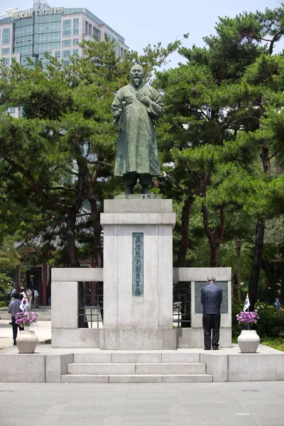 Hombre coreano en la estatua en el parque . — Foto de Stock