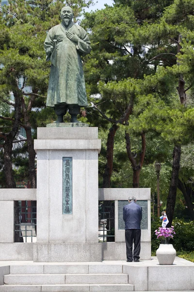 Hombre coreano en el parque . — Foto de Stock