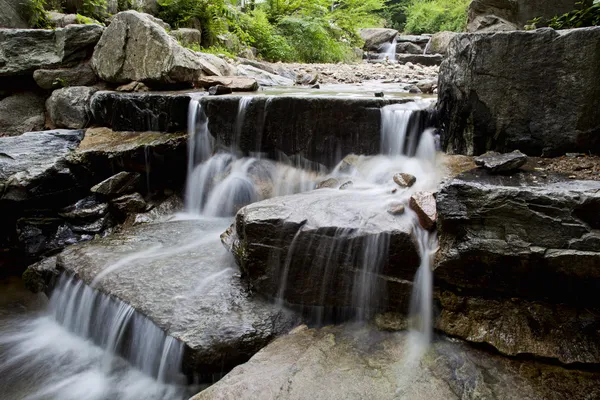 Vatten cascading över stenar. — Stockfoto