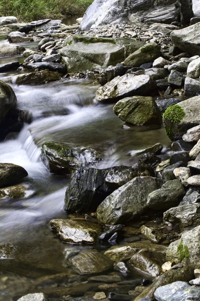 Il flusso scorre attraverso le rocce . — Foto Stock