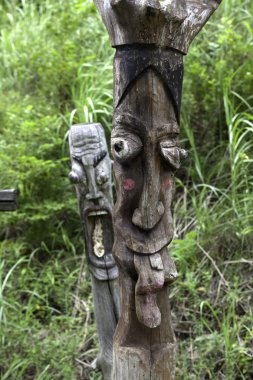 Kore totem direkleri.