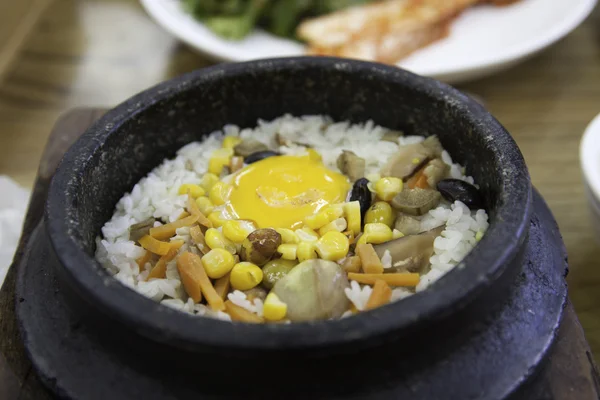 Koreaanse keuken genaamd pibimbap. — Stockfoto