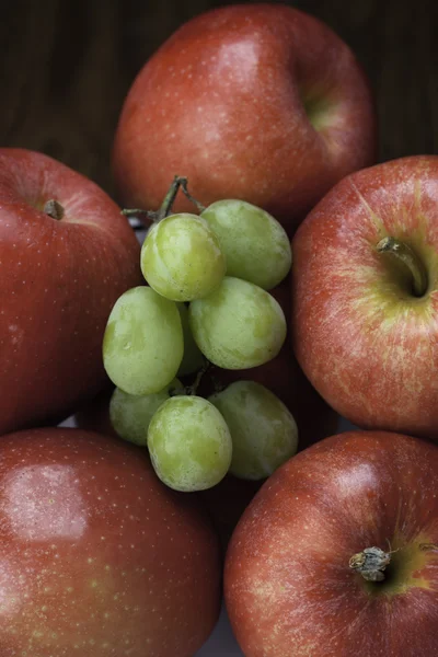 Arreglo de manzanas y uvas . —  Fotos de Stock