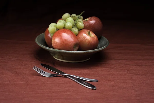 Zilverwerk en fruit. — Stockfoto