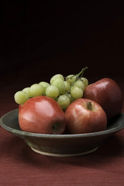 Bowl of apples and grapes. — Stock Photo, Image