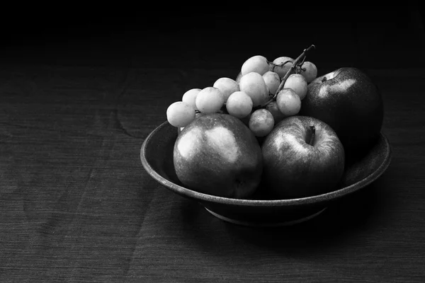 S & w Äpfel und Trauben. — Stockfoto