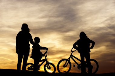 batan güneşin izlerken.