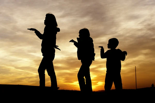 Mère et enfants jouant . — Photo