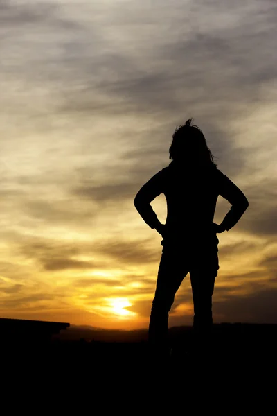 Vrouw horloges de zonsondergang. — Stockfoto