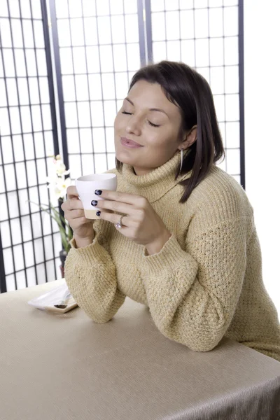 Gozando o cheiro de café . — Fotografia de Stock